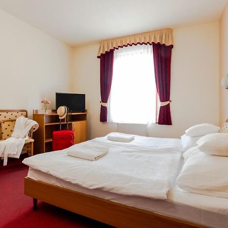 Hotel Imperial Gyogyszallo Es Gyogyfurdo Kiskoros Ngoại thất bức ảnh