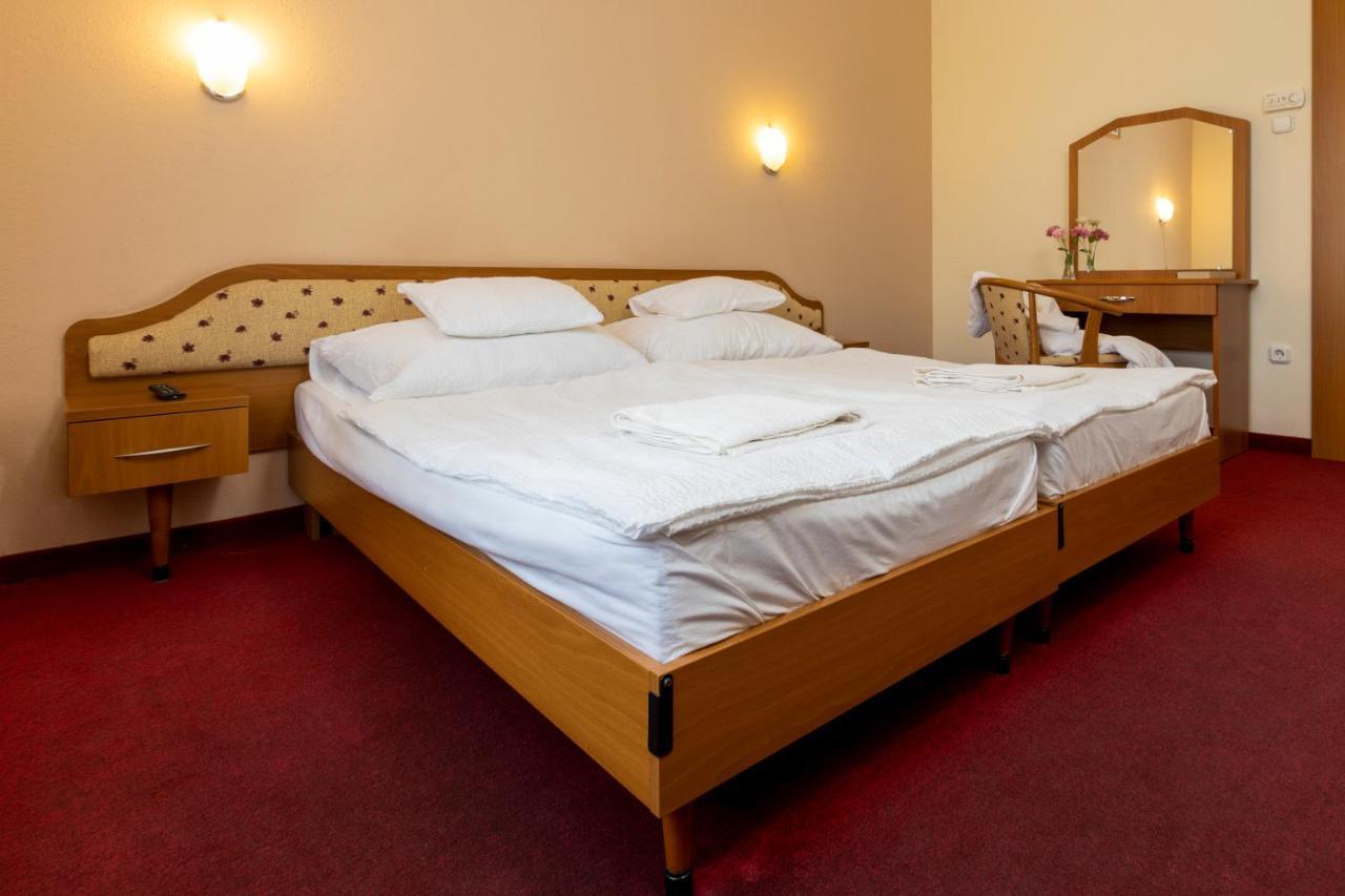 Hotel Imperial Gyogyszallo Es Gyogyfurdo Kiskoros Ngoại thất bức ảnh