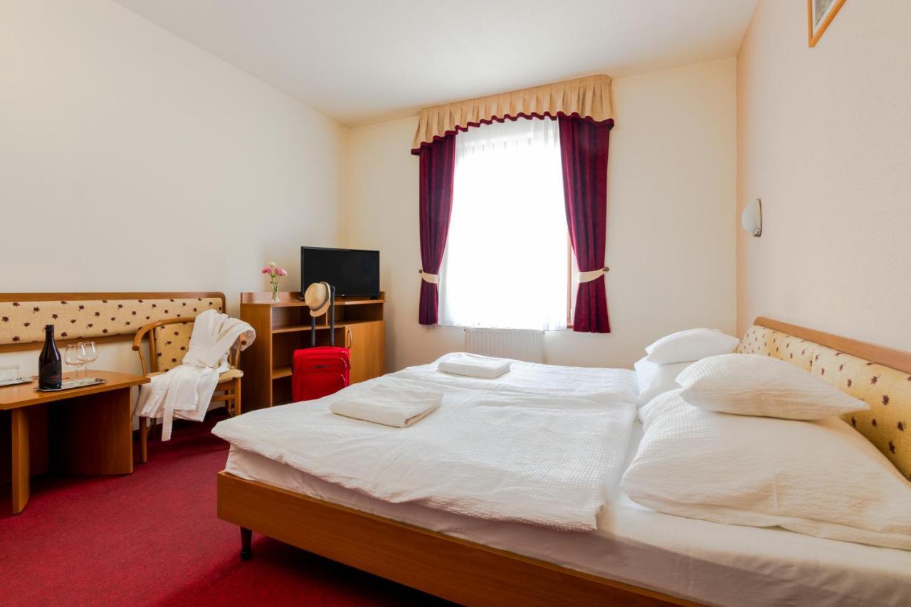 Hotel Imperial Gyogyszallo Es Gyogyfurdo Kiskoros Ngoại thất bức ảnh