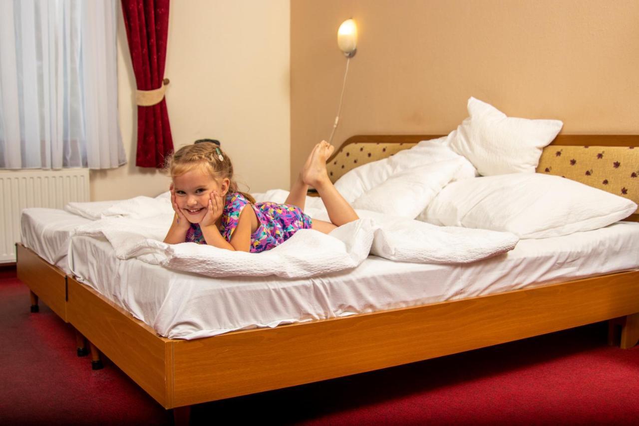 Hotel Imperial Gyogyszallo Es Gyogyfurdo Kiskoros Ngoại thất bức ảnh