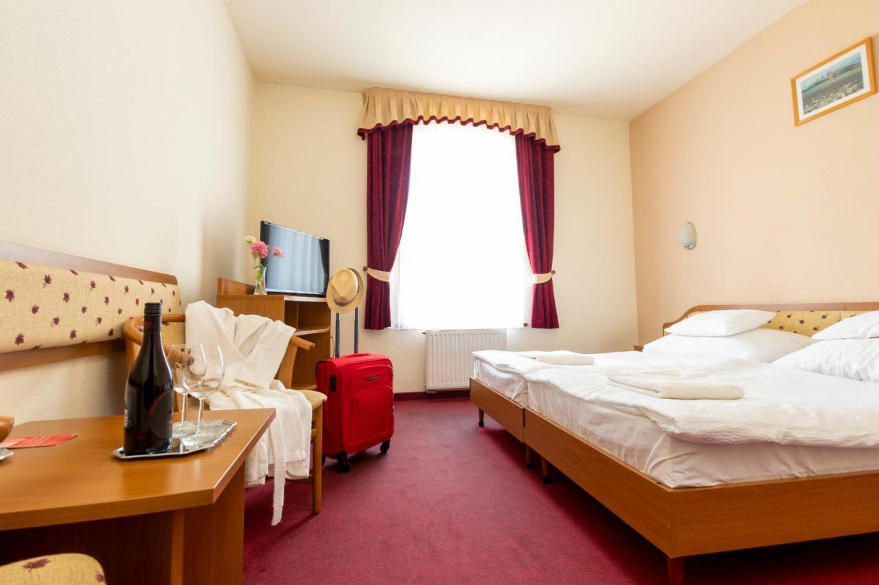 Hotel Imperial Gyogyszallo Es Gyogyfurdo Kiskoros Ngoại thất bức ảnh